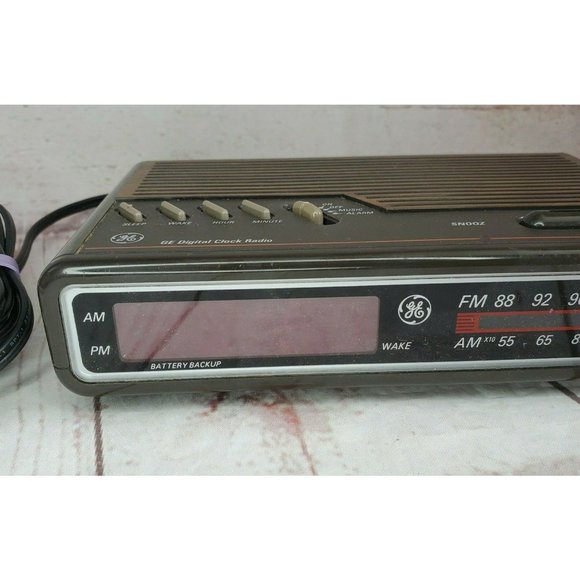 Vintage General Electric Alarm Clock Radio AM/FM (Model 7-4612A). Tested - Picture 6 of 12